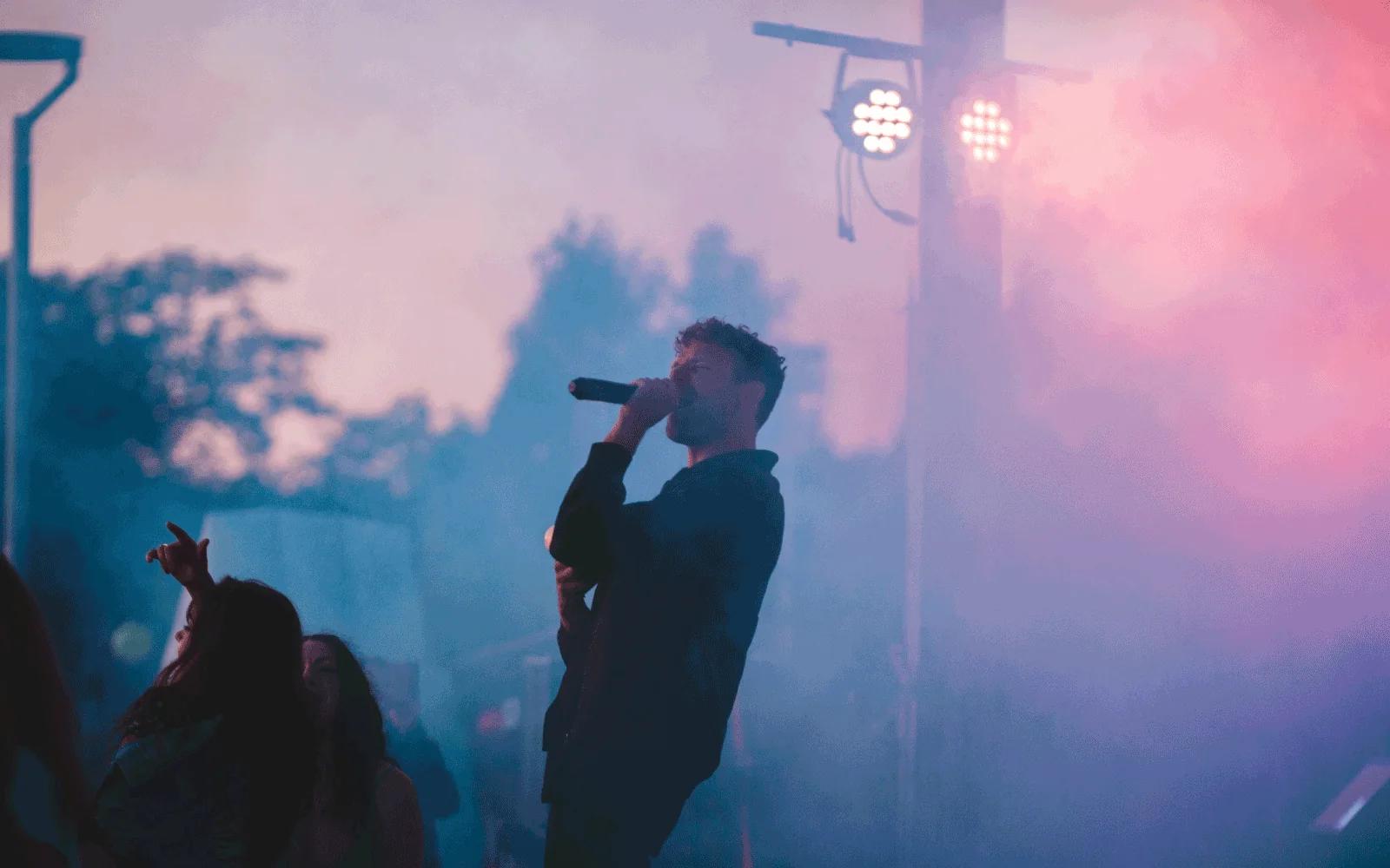 Un cantante en el escenario frente a su público